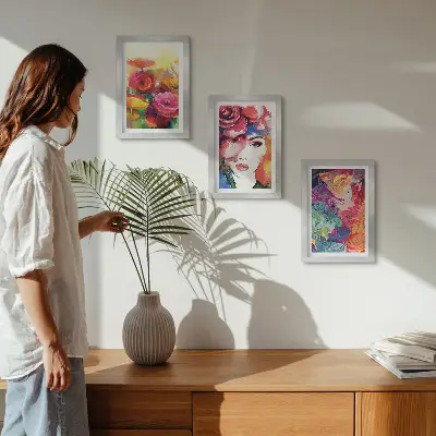 Set van ingelijste schilderijen met abstract portret van een vrouw in intense bloemkleuren