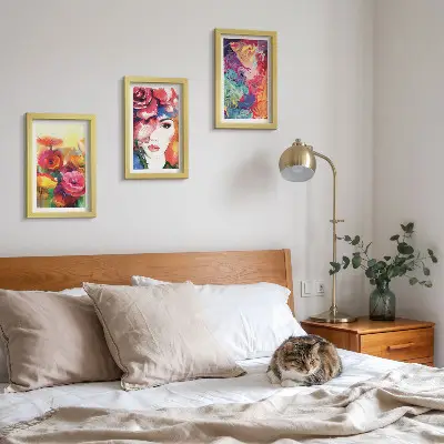 Set van ingelijste schilderijen met abstract portret van een vrouw in intense bloemkleuren