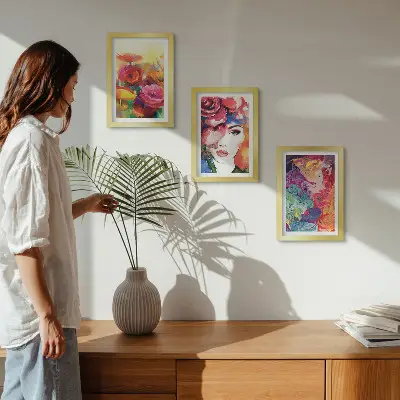 Set van ingelijste schilderijen met abstract portret van een vrouw in intense bloemkleuren