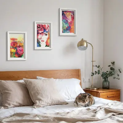 Set van ingelijste schilderijen met abstract portret van een vrouw in intense bloemkleuren