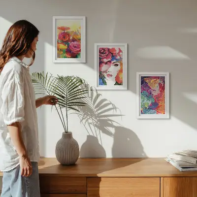 Set van ingelijste schilderijen met abstract portret van een vrouw in intense bloemkleuren