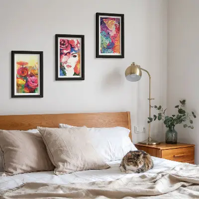 Set van ingelijste schilderijen met abstract portret van een vrouw in intense bloemkleuren