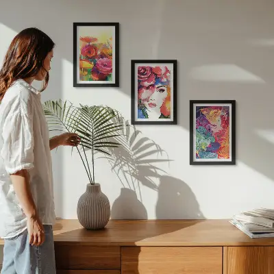Set van ingelijste schilderijen met abstract portret van een vrouw in intense bloemkleuren