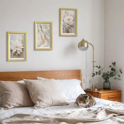 Gallery wall met bloemen en een abstract marmerpatroon