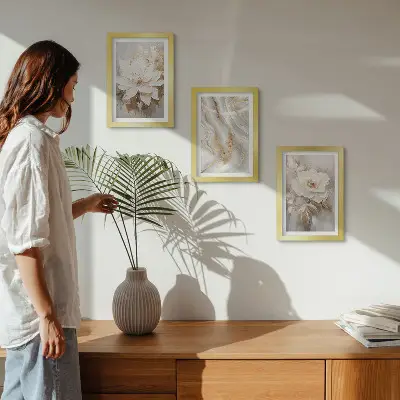Gallery wall met bloemen en een abstract marmerpatroon