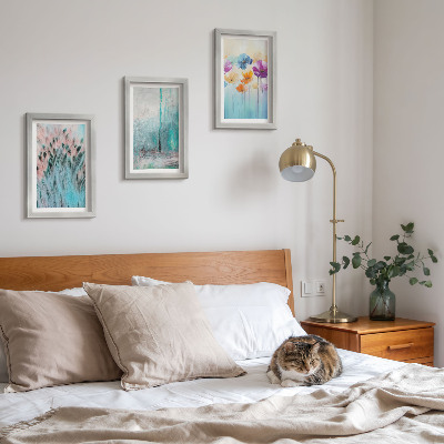 Gallery wall Bloemen tegen een achtergrond van pastelkleuren en delicate patronen.