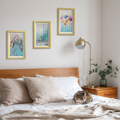 Gallery wall Bloemen tegen een achtergrond van pastelkleuren en delicate patronen.