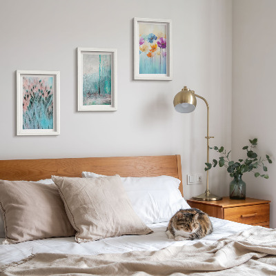 Gallery wall Bloemen tegen een achtergrond van pastelkleuren en delicate patronen.