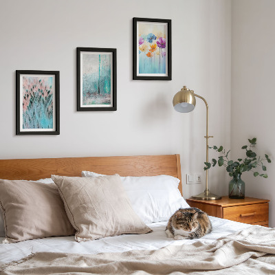 Gallery wall Bloemen tegen een achtergrond van pastelkleuren en delicate patronen.