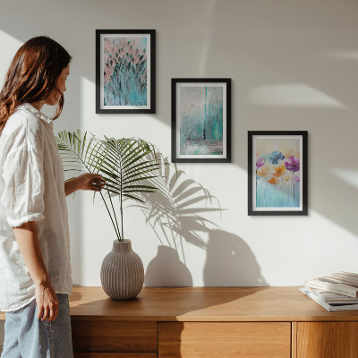Gallery wall Bloemen tegen een achtergrond van pastelkleuren en delicate patronen.