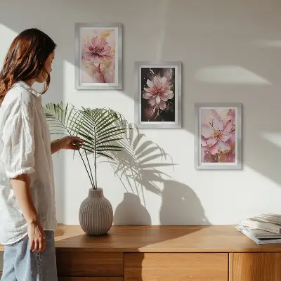 Set ingelijste schilderijen met bloemstukken in roze en witte tinten