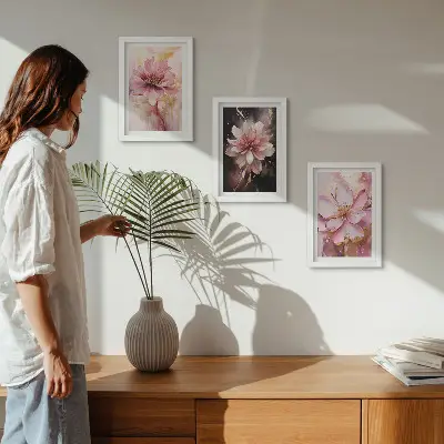 Set ingelijste schilderijen met bloemstukken in roze en witte tinten