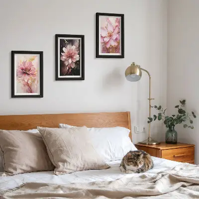 Set ingelijste schilderijen met bloemstukken in roze en witte tinten