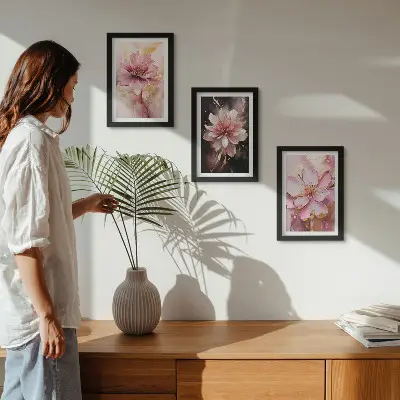 Set ingelijste schilderijen met bloemstukken in roze en witte tinten