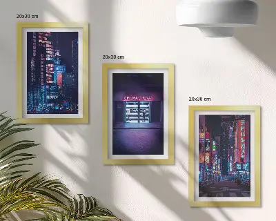 Set van ingelijste schilderijen nachtelijke stad met neonlichten en een bioscoop