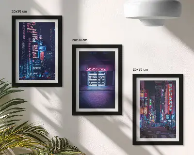 Set van ingelijste schilderijen nachtelijke stad met neonlichten en een bioscoop