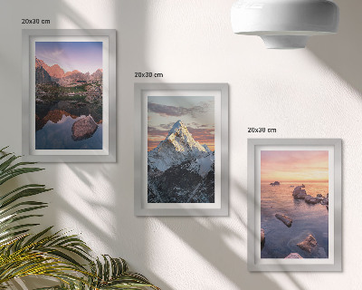 Gallery wall Berglandschappen met water en rotsen op de achtergrond.