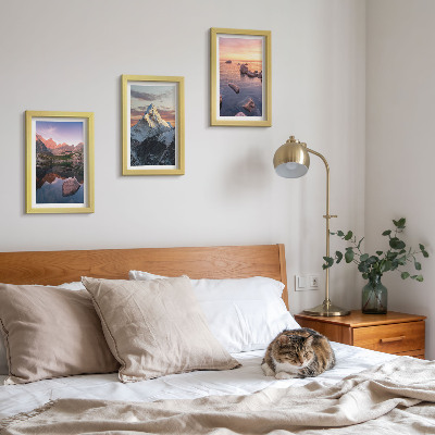 Gallery wall Berglandschappen met water en rotsen op de achtergrond.