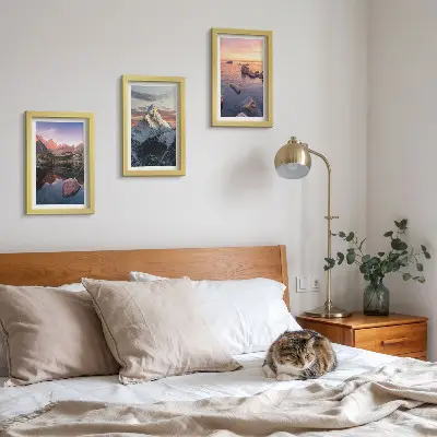 Gallery wall met berglandschappen, water en rotsen op de achtergrond