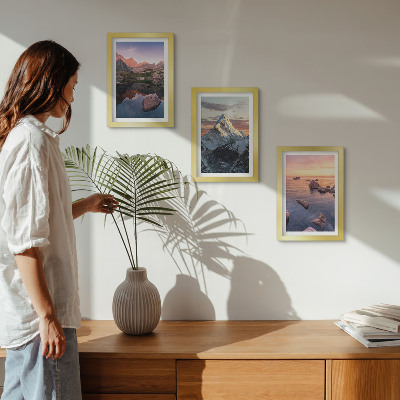 Gallery wall Berglandschappen met water en rotsen op de achtergrond.