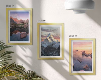 Gallery wall Berglandschappen met water en rotsen op de achtergrond.