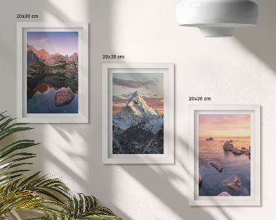 Gallery wall Berglandschappen met water en rotsen op de achtergrond.