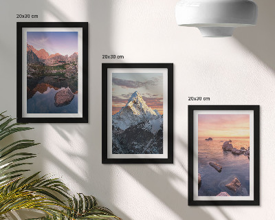 Gallery wall Berglandschappen met water en rotsen op de achtergrond.