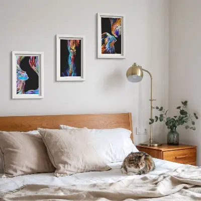 Set van ingelijste schilderijen met abstracte kleurrijke gezichten en dynamische vormen