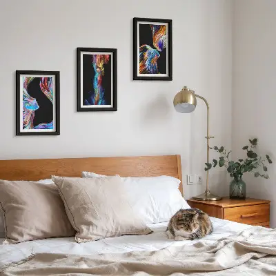 Set van ingelijste schilderijen met abstracte kleurrijke gezichten en dynamische vormen