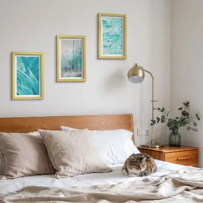 Gallery wall met verschillende blauwtinten in delicate abstracte patronen