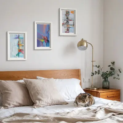 Set ingelijste schilderijen met abstracte composities in schilderstijl