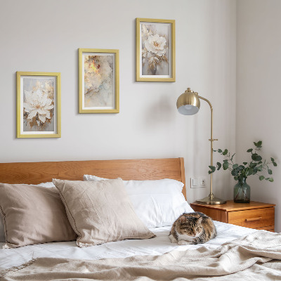 Gallery wall Bloemen op een lichte achtergrond met abstracte patronen.