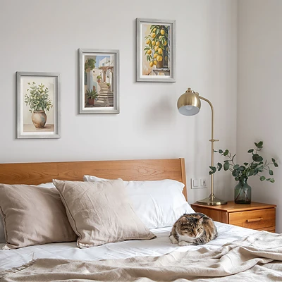 Gallery wall met potplanten en citroenen tegen een straatachtergrond