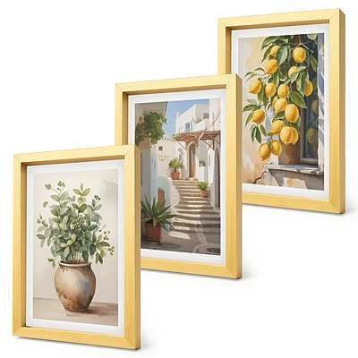 Gallery wall met potplanten en citroenen tegen een straatachtergrond