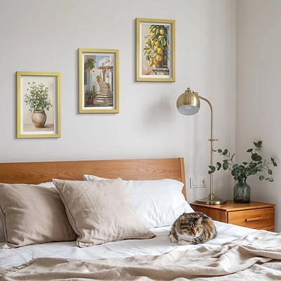Gallery wall met potplanten en citroenen tegen een straatachtergrond