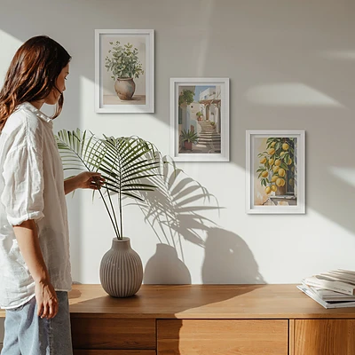 Gallery wall met potplanten en citroenen tegen een straatachtergrond