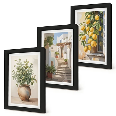 Gallery wall met potplanten en citroenen tegen een straatachtergrond