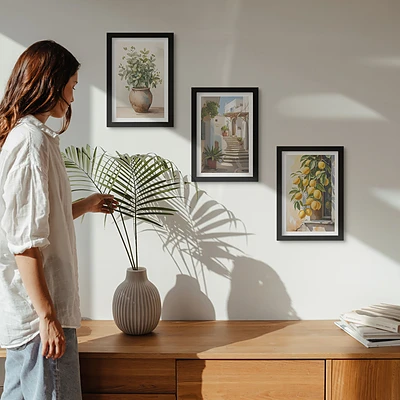 Gallery wall met potplanten en citroenen tegen een straatachtergrond