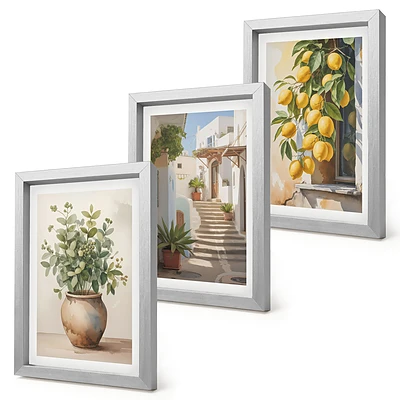 Gallery wall met potplanten en citroenen tegen een straatachtergrond