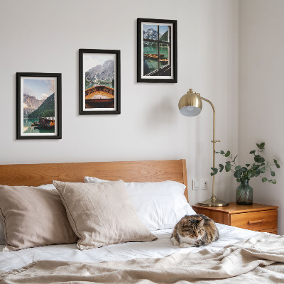 Gallery wall Bergmeer met een boot en houten huisjes