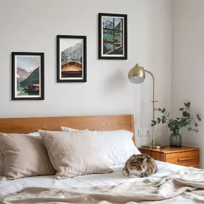 Gallery wall met een bergmeer, boot en houten huisjes