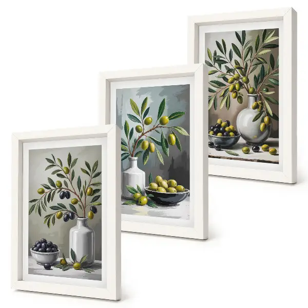 Set ingelijste schilderijen met olijven in keramische schalen op een grijze achtergrond