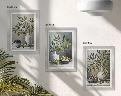 Set ingelijste schilderijen met olijven in keramische schalen op een grijze achtergrond