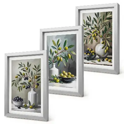 Set ingelijste schilderijen met olijven in keramische schalen op een grijze achtergrond