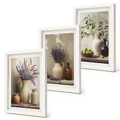 Wanddecoratie met bloemen in vazen, olijven en natuurlijke elementen