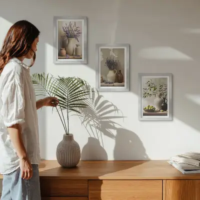 Wanddecoratie met bloemen in vazen, olijven en natuurlijke elementen