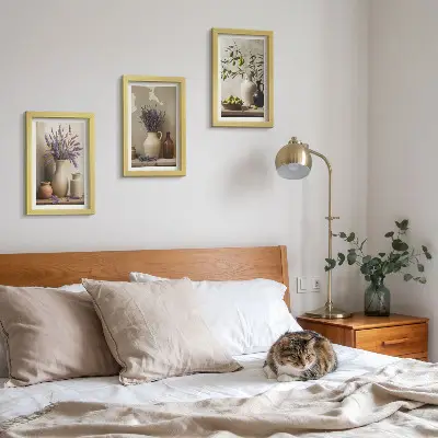 Wanddecoratie met bloemen in vazen, olijven en natuurlijke elementen