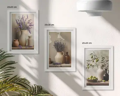 Wanddecoratie met bloemen in vazen, olijven en natuurlijke elementen