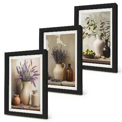 Wanddecoratie met bloemen in vazen, olijven en natuurlijke elementen