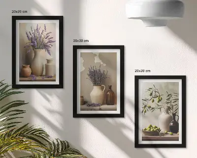 Wanddecoratie met bloemen in vazen, olijven en natuurlijke elementen
